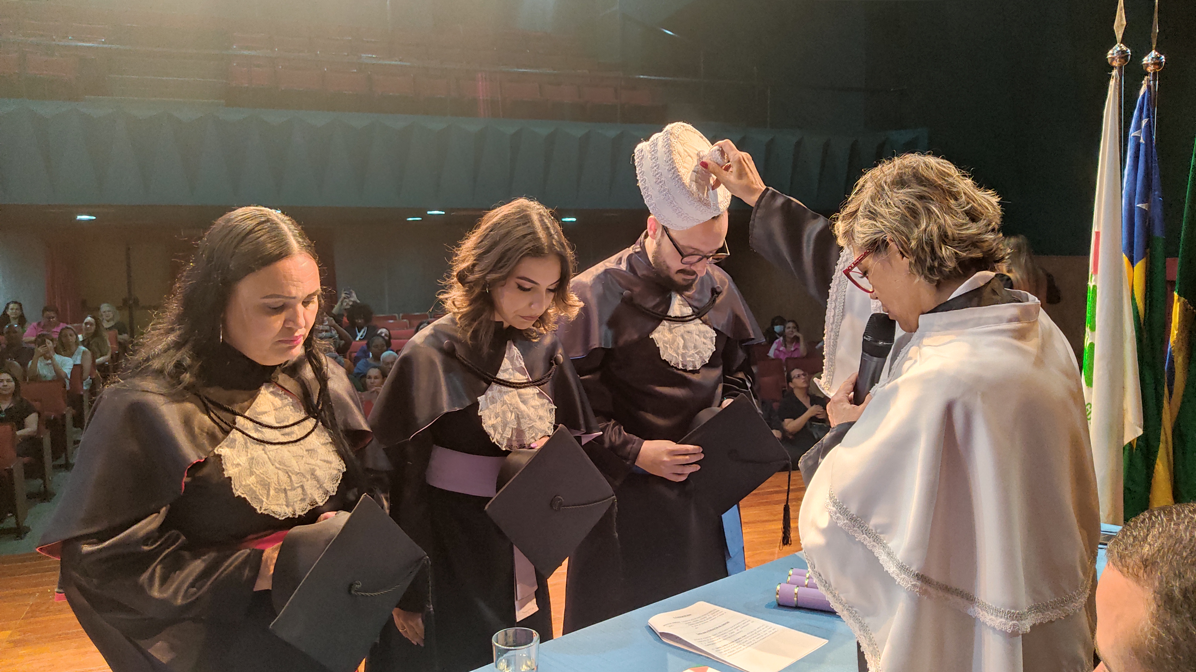 Outorga de grau, dada pela reitora do IFG, professora Oneida Cristina Gomes Barcelos Irigon, sendo recebida por Victor Hugo da Silva Marques, representando os formandos de Engenharia Civil; Hauany Sousa Aquino, pelos formandos do curso de Licenciatura em Dança; e Glauciene Pereira dos Reis de Souza, pelas formandas de Pedagogia Bilíngue